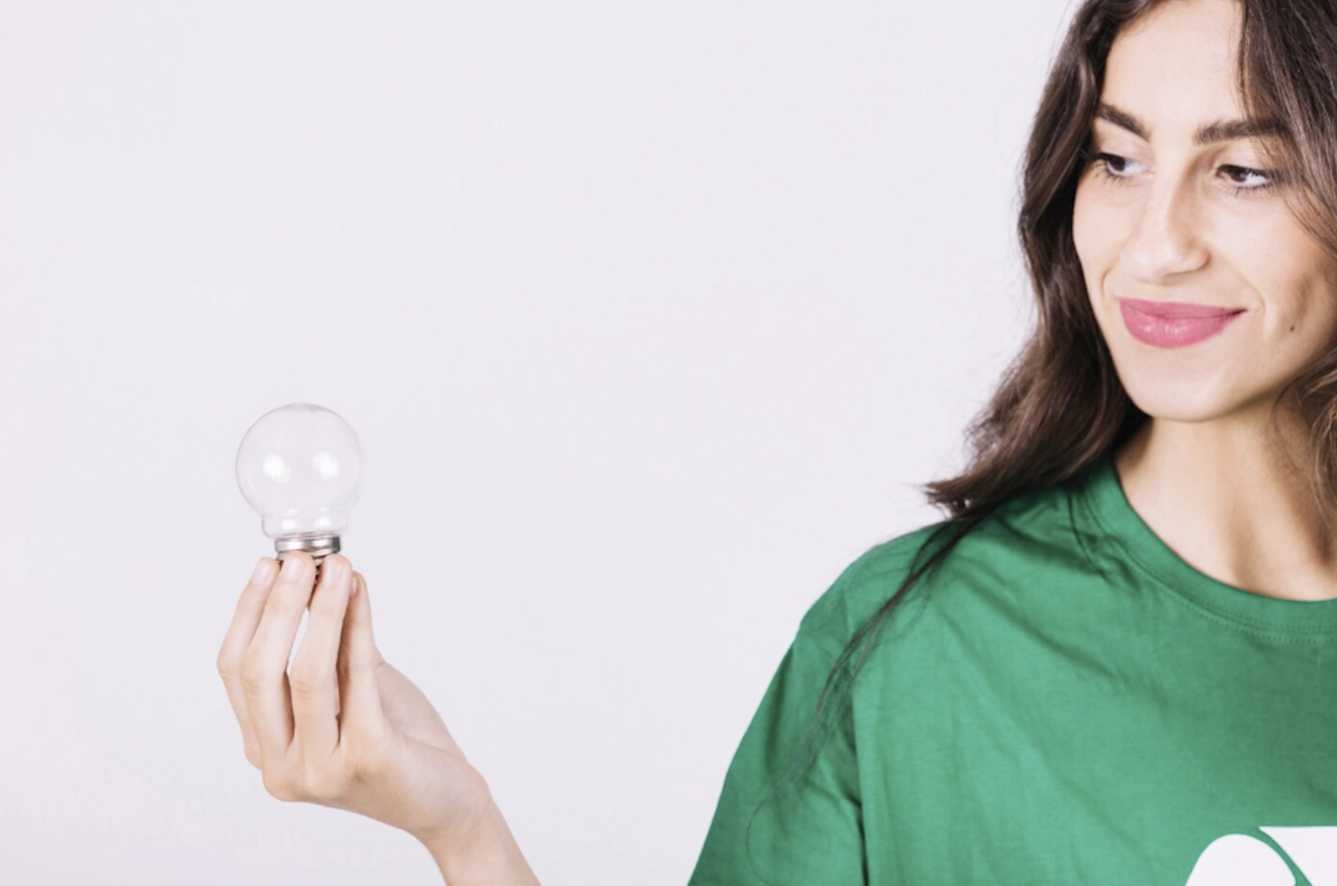 Persona che confronta le bollette